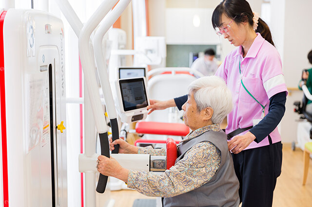 トレーニングマシンを使用している患者の写真