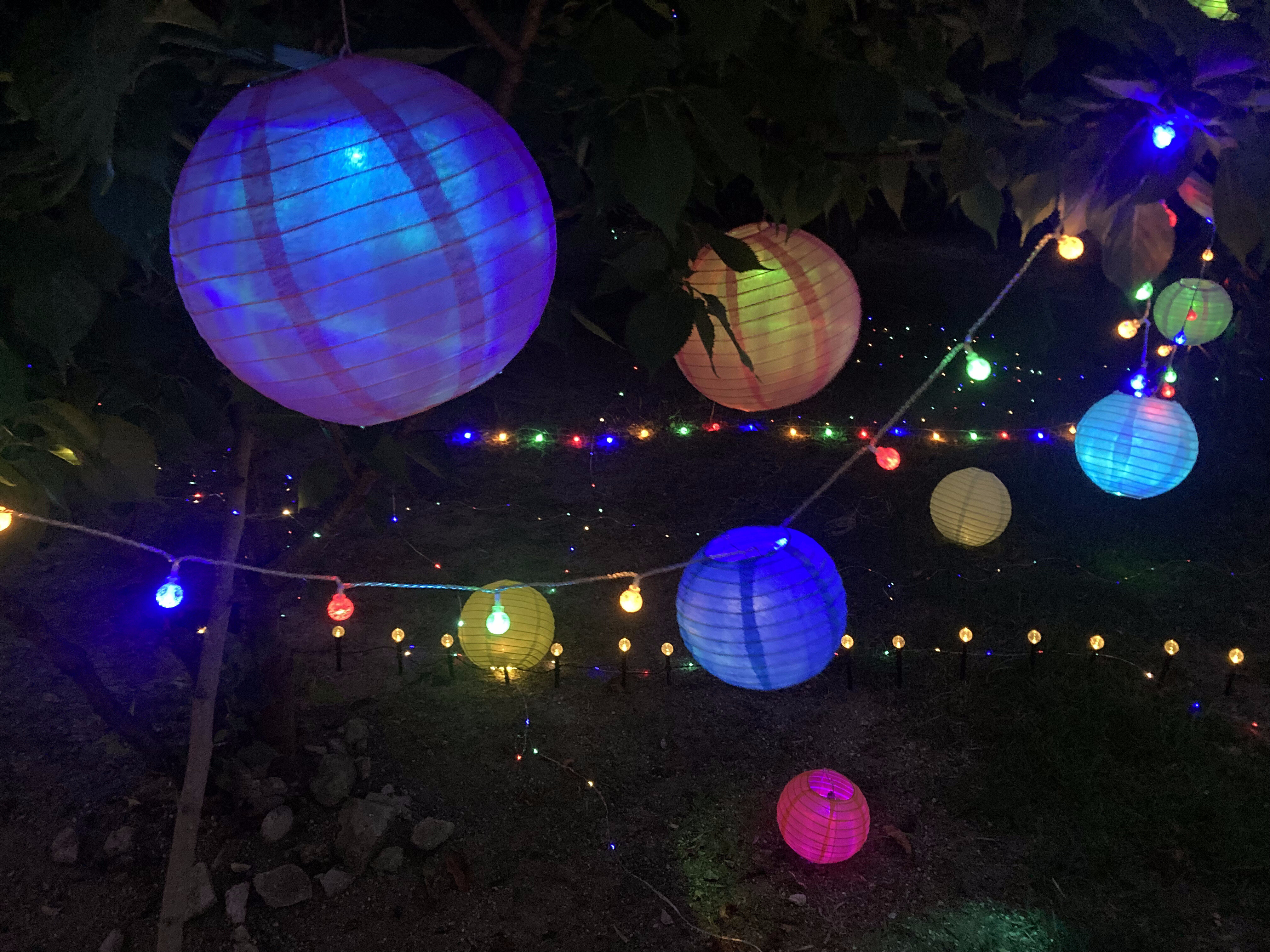  カラフルな提灯の飾り付けの写真