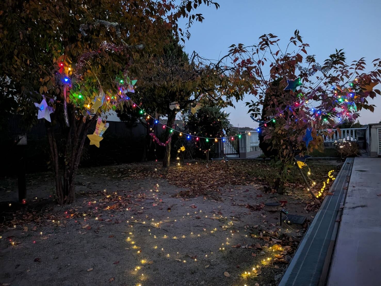 グランファミリアの２階の中庭のライトアップの写真