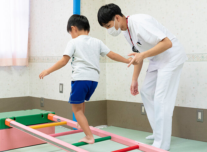 看護師がほほ笑む写真