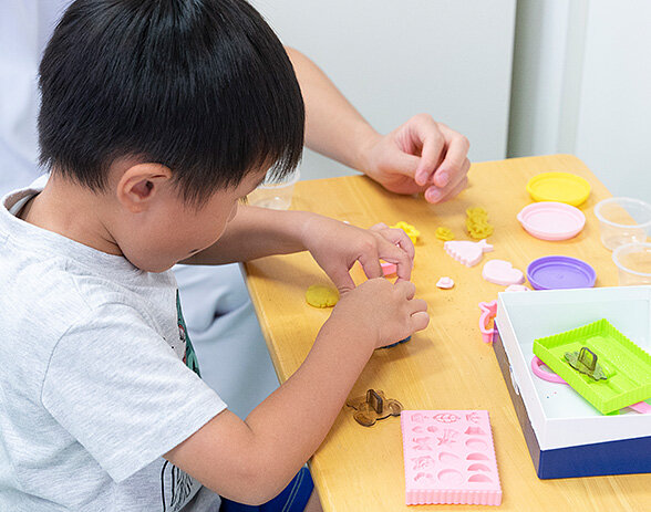 リハビリを行っている子供の写真