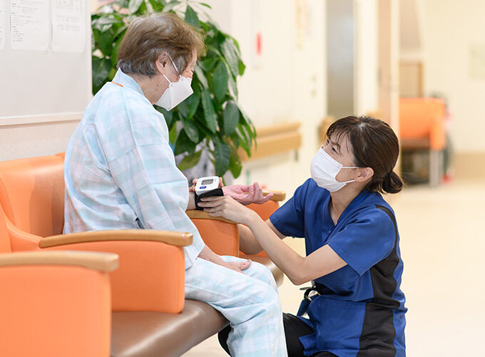 患者と看護師の写真