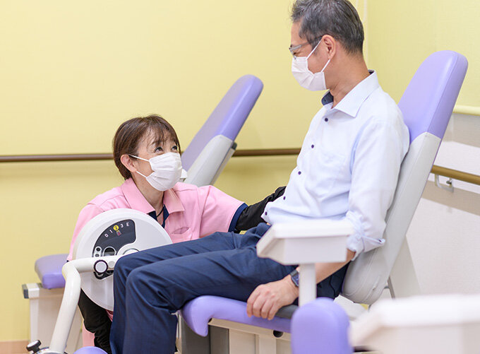 患者とリハビリスタッフの写真