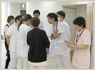 病棟回診の風景の写真