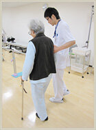 患者がリハビリをしている様子の写真