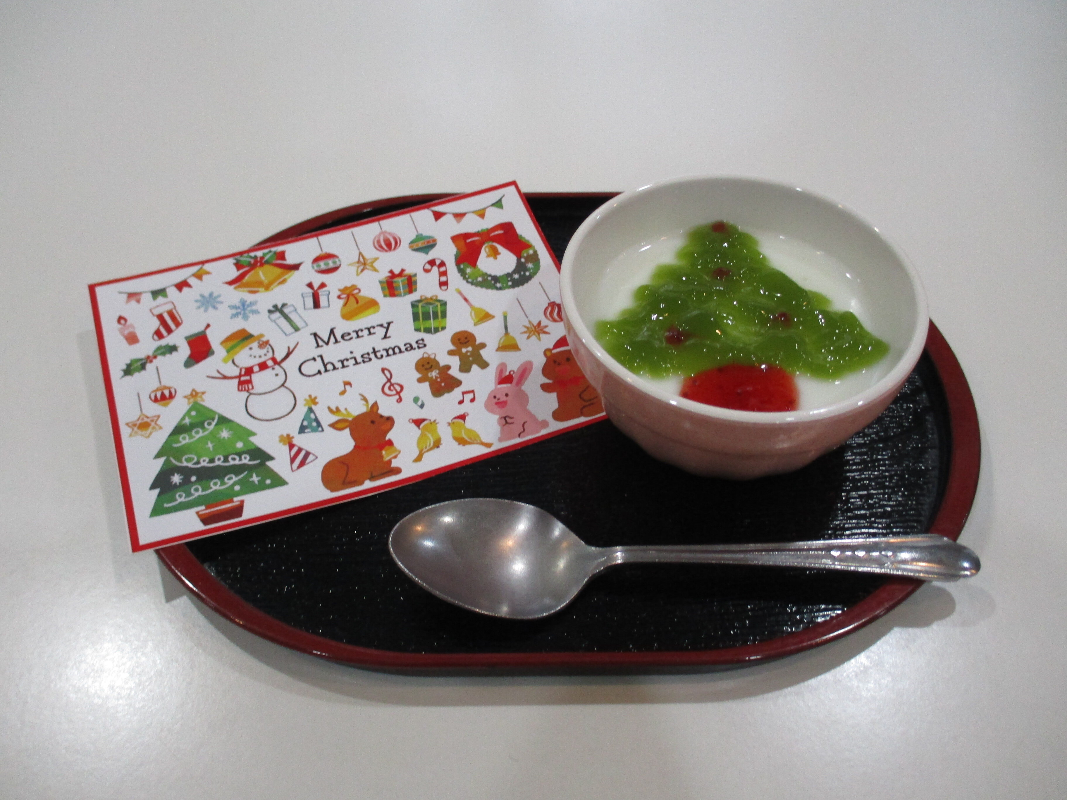 ツリーの描かれた杏仁豆腐の画像