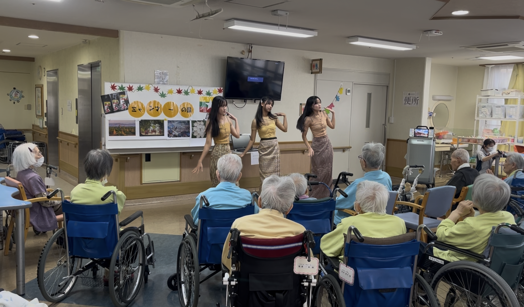 踊っている様子の画像